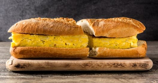 Bocadillo de tortilla de patata vegana ideal para la playa o llevar de excursión