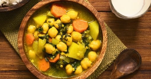 Cocido madrileño vegano. Plato típico de Madrid en versión plant based