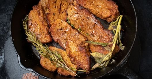 Plato de carne vegetal de seitán con gluten de trigo