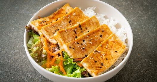 Bol de tofu salteado con vegetales y arroz