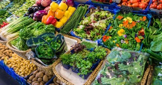 Puesto de verduras frescas de temporada.
