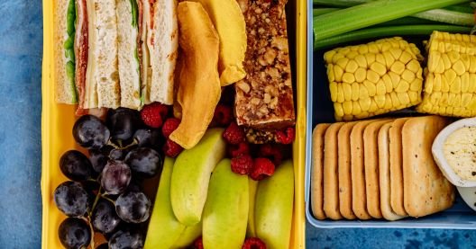 Snacks y opciones de picoteo entre horas para viajar vegano por carretera